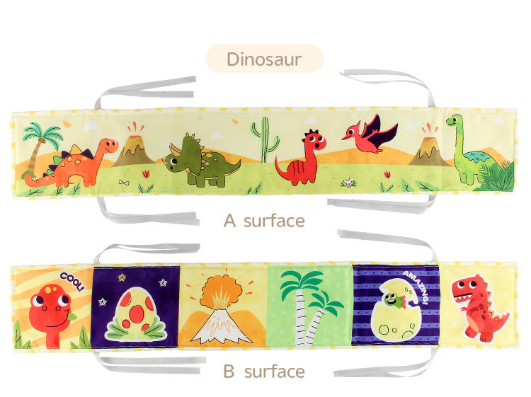 Neugeborenes Baby, das ein zweiseitiges Kontrastbuch betrachtet, das zur visuellen Entwicklung am Kinderbett befestigt ist
