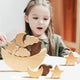 Ein kleines Kind ist tief konzentriert, während es selbstständig mit Montessori-Materialien arbeitet und die selbstgesteuerte Natur dieser Methode zeigt.