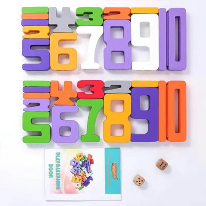 Vorschulkind, das umweltfreundliche Holz-Zahlblöcke als Lernspielzeug zum frühen Mathematiklernen verwendet