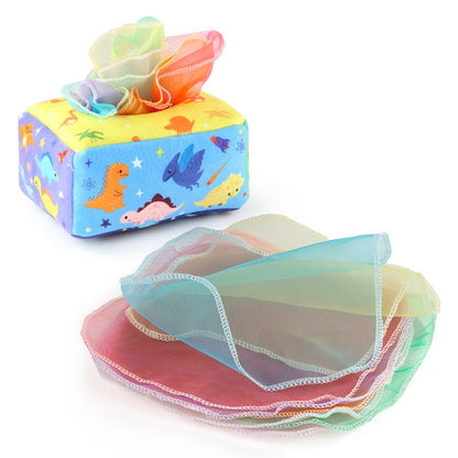 Baby spielt mit einem montessori-inspirierten sinnlichen Taschentücher-Box-Spielzeug und fördert so seine feinmotorischen Fähigkeiten sowie die visuelle Konzentration
