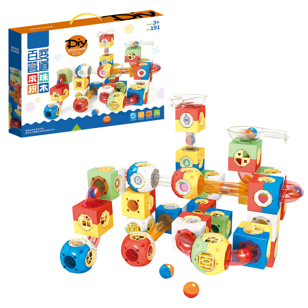 Kinder, die mit einem magnetischen Kugelbahnsetz spielen und bunte Rohrleitungen sowie Tunnel bauen