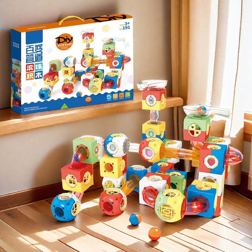 Kinder spielen mit einem magnetischen Murmelbahn-Set und bauen bunte Rohrleitungen und Tunnel