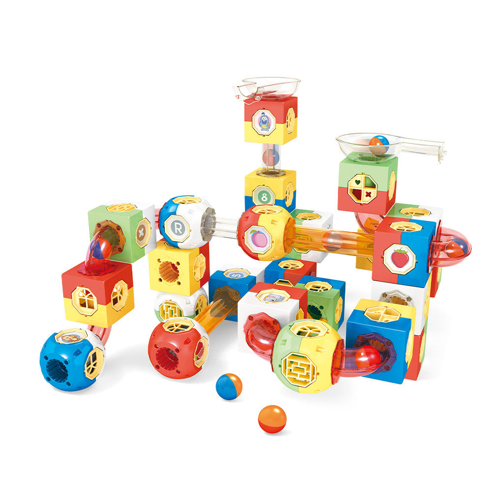 Kinder, die mit einem magnetischen Kugelbahnset spielen und bunte Rohrleitungen sowie Tunnel bauen